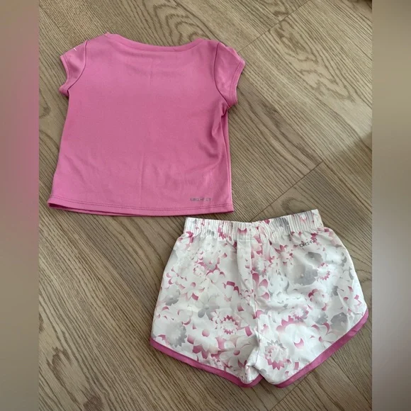 Nike Toddler Girl Pink Logo Tee & Floral Shorts Set - Picture 4 of 4